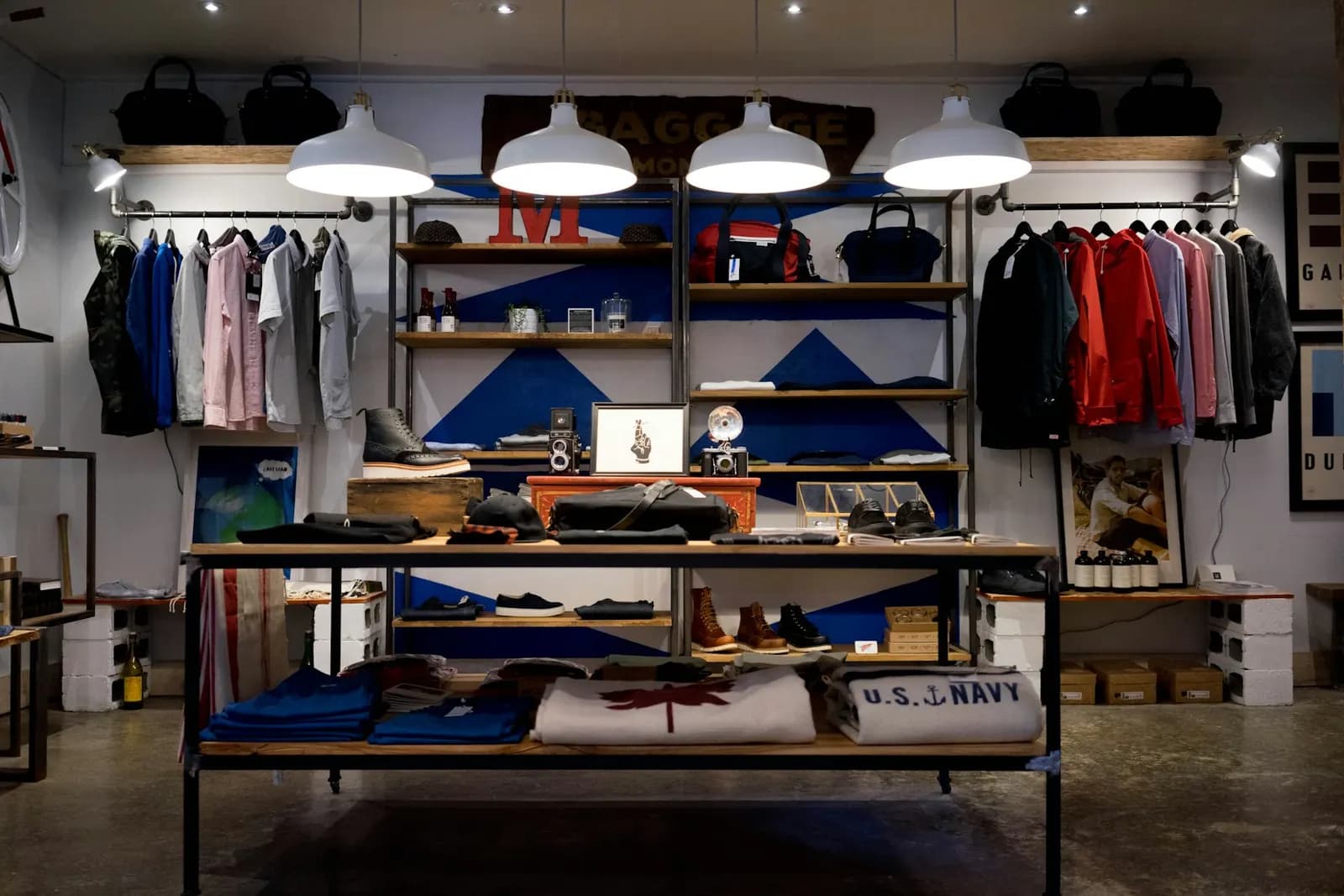 Interior de una tienda de ropa con perchas de madera